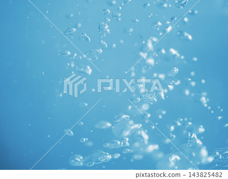 氣泡在水中升騰,映襯著藍色的抽象背景。 氣泡在水中升騰,映襯著藍色的抽象背景。 143825482