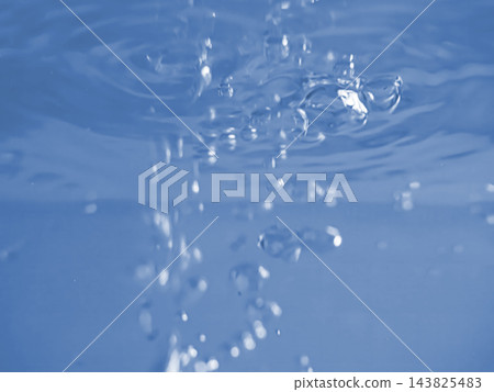 氣泡在水中升騰，映襯著藍色的抽象背景。 143825483