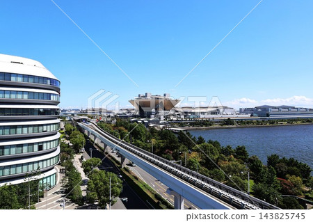 穿過台場的百合海鷗號新交通線高架軌道以及東京國際展覽中心的景色。 穿過台場的百合海鷗號新交通線高架軌道以及東京國際展覽中心的景色。 143825745