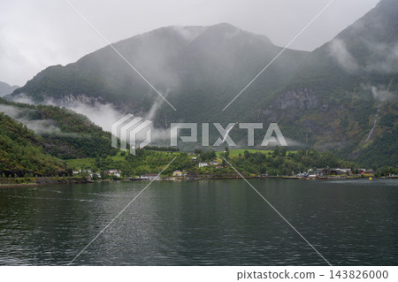 挪威奧蘭峽灣的景色,雲霧繚繞的山巒和弗洛姆的房屋 挪威奧蘭峽灣的景色,雲霧繚繞的山巒和弗洛姆的房屋 143826000