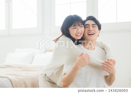 年輕夫婦形象 143826093