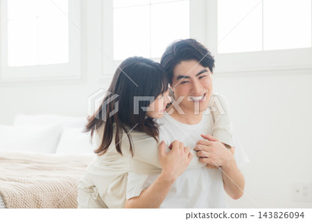 年輕夫婦形象 143826094