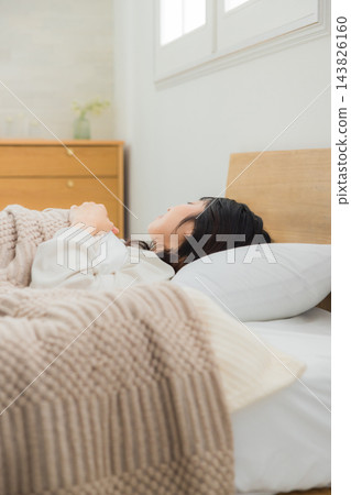 睡在床上的女人 睡在床上的女人 143826160