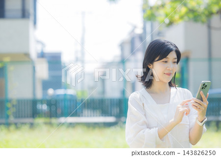 一個女人拿著智能手機和指向 一個女人拿著智能手機和指向 143826250