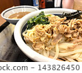 Zaru udon dipping noodles topped with pork shabu-shabu and green vegetables. 143826450
