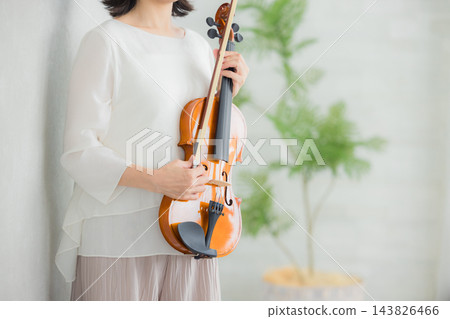一個女人拉小提琴 一個女人拉小提琴 143826466