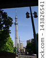 從高架鐵路下方看到的東京晴空塔。 143826541