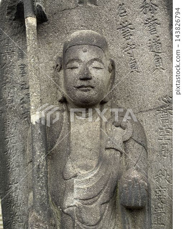 位於品川區大崎龍倉院內的石佛(地藏菩薩)。 位於品川區大崎龍倉院內的石佛(地藏菩薩)。 143826794