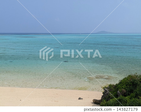 宮古島擁有美麗的藍色海洋和白色的沙灘，清澈的淺水造就了沖繩令人驚嘆的自然景觀。 143827179