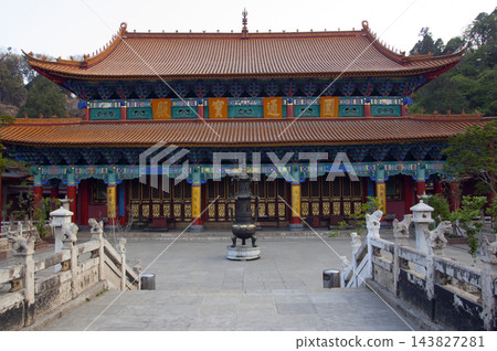 昆明一座佛教寺廟的彩繪大廳與石階 昆明一座佛教寺廟的彩繪大廳與石階 143827281
