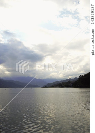 費瓦湖寧靜的湖岸,四周環繞著綠色的山丘。 費瓦湖寧靜的湖岸,四周環繞著綠色的山丘。 143829187