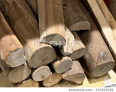 Stack of Cut Firewood Logs with Natural Wood Texture 143829189
