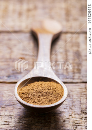 Splinters, powder and essence of cinnamon, on the old table 143829458