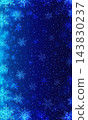 夢幻般的藍色背景，雪花飄落 / 直式版 143830237
