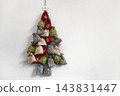 Fabric advent calendar forming a christmas tree with numbered pouches 143831447