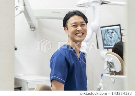 一張牙科診所工作人員的肖像照,照片中她面帶微笑,直視鏡頭。 一張牙科診所工作人員的肖像照,照片中她面帶微笑,直視鏡頭。 143834183