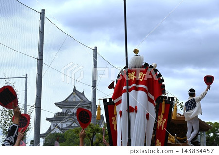 大阪岸和田花車節前往神社的遊行 143834457