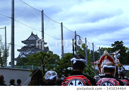 大阪岸和田花車節前往神社的遊行 大阪岸和田花車節前往神社的遊行 143834464