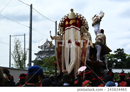 大阪岸和田花車節前往神社的遊行 143834465