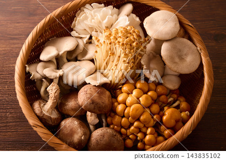 蘑菇盛於漏勺中 蘑菇盛於漏勺中 143835102