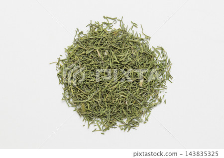 從上方俯視,可以看到一小堆鮮亮的綠色乾蒔蘿,背景是白色。 從上方俯視,可以看到一小堆鮮亮的綠色乾蒔蘿,背景是白色。 143835325