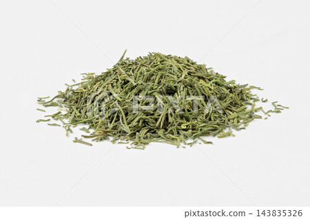 一小堆鮮亮的綠色乾蒔蘿香草和香料，襯托著白色背景。 143835326