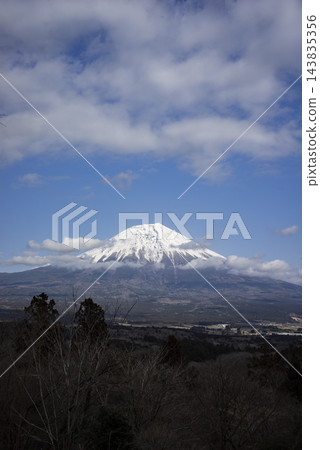 白雪皚皚的富士山,籠罩在藍天白雲之中。 白雪皚皚的富士山,籠罩在藍天白雲之中。 143835356