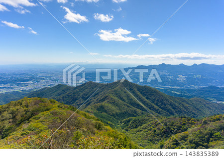從群馬縣小持山的登山道上可以欣賞到榛名山和大野古三山的壯麗景色。 從群馬縣小持山的登山道上可以欣賞到榛名山和大野古三山的壯麗景色。 143835389
