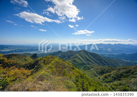 從群馬縣小持山的登山道上可以欣賞到榛名山和大野古三山的壯麗景色。 從群馬縣小持山的登山道上可以欣賞到榛名山和大野古三山的壯麗景色。 143835390