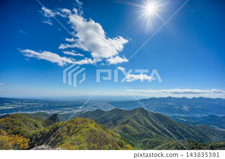 從群馬縣小持山的登山道上可以欣賞到榛名山和大野古三山的壯麗景色。 從群馬縣小持山的登山道上可以欣賞到榛名山和大野古三山的壯麗景色。 143835391