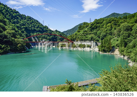 從黑部峽小火車上看到的宇奈月湖和湖橋。 從黑部峽小火車上看到的宇奈月湖和湖橋。 143836526