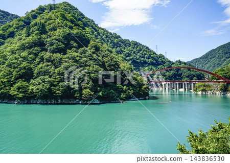 從黑部峽小火車上看到的宇奈月湖和湖橋。 從黑部峽小火車上看到的宇奈月湖和湖橋。 143836530