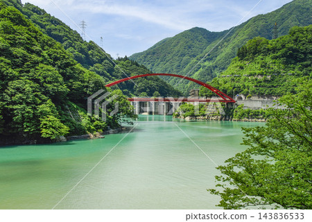 從黑部峽小火車上看到的宇奈月湖和湖橋。 從黑部峽小火車上看到的宇奈月湖和湖橋。 143836533