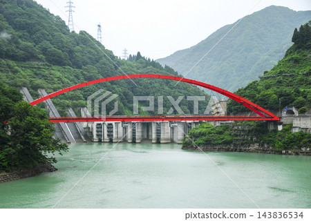 從黑部峽小火車上看到的宇奈月湖和湖橋。 從黑部峽小火車上看到的宇奈月湖和湖橋。 143836534