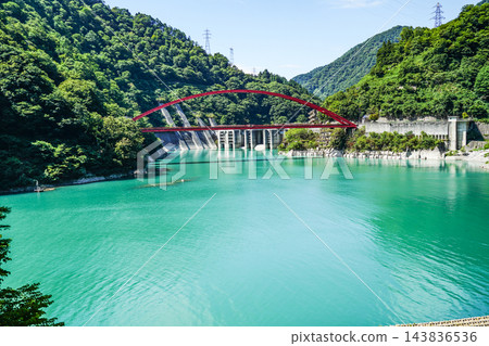 從黑部峽小火車上看到的宇奈月湖和湖橋。 從黑部峽小火車上看到的宇奈月湖和湖橋。 143836536