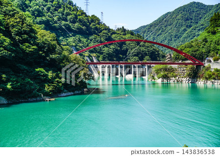從黑部峽小火車上看到的宇奈月湖和湖橋。 143836538