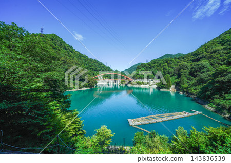 從黑部峽小火車上看到的宇奈月湖和湖橋。 143836539