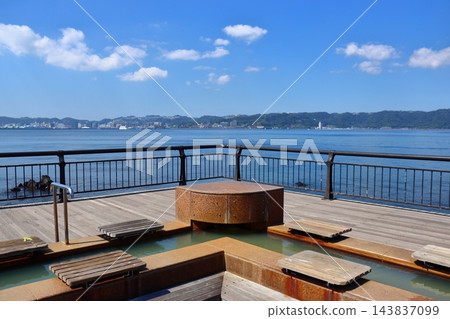 從櫻島熔岩渚公園的足浴池眺望鹿兒島市（鹿兒島縣鹿兒島市） 143837099