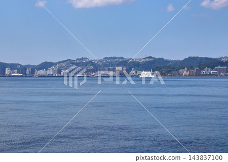 從櫻島一側看到的櫻島渡輪橫渡錦江灣和市區的景色。 143837100