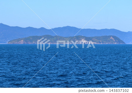 從近海眺望上立神岩與下立神岩，沼島全景（兵庫縣南川市） 143837102