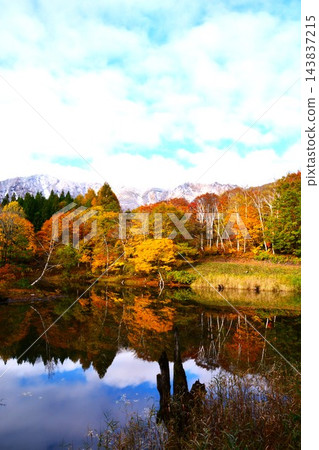 秋山鄉的秋葉、天地池和白雪皚皚的鳥兜山。 秋山鄉的秋葉、天地池和白雪皚皚的鳥兜山。 143837215