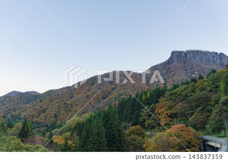 十一月的公路旅行:荒船山的秀麗景色,藍天白雲,秋葉絢爛。 十一月的公路旅行:荒船山的秀麗景色,藍天白雲,秋葉絢爛。 143837359