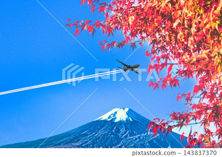 富士山美麗的秋葉景色 富士山美麗的秋葉景色 143837370