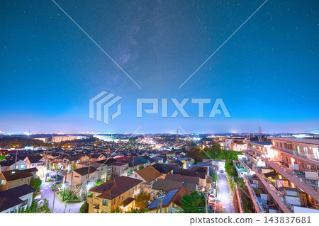 秋季,在川崎市朝尾區禦晴公園,用天文相機拍攝的夜景(銀河、禦晴寺西、城市景觀等)。 秋季,在川崎市朝尾區禦晴公園,用天文相機拍攝的夜景(銀河、禦晴寺西、城市景觀等)。 143837681