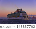 「海洋領航者號」於日落時分離開橫濱港。 143837702