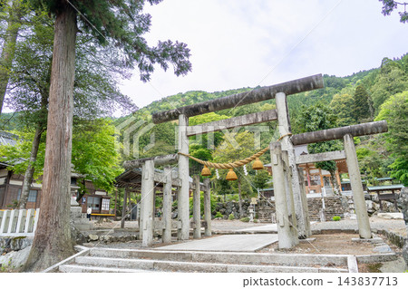 滋賀縣長濱市,春天的伊賀神社入口處的石鳥居和神社庭院 滋賀縣長濱市,春天的伊賀神社入口處的石鳥居和神社庭院 143837713