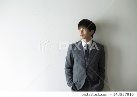 穿著西裝的年輕人的肖像 穿著西裝的年輕人的肖像 143837916