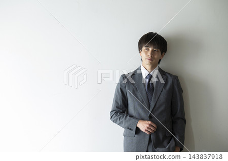 穿著西裝的年輕人的肖像 穿著西裝的年輕人的肖像 143837918