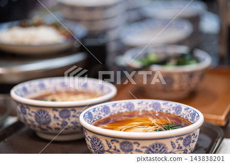 傳統中式麵條湯,盛於青花瓷碗中。 傳統中式麵條湯,盛於青花瓷碗中。 143838201