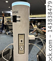 在機場候機室充電 143838479